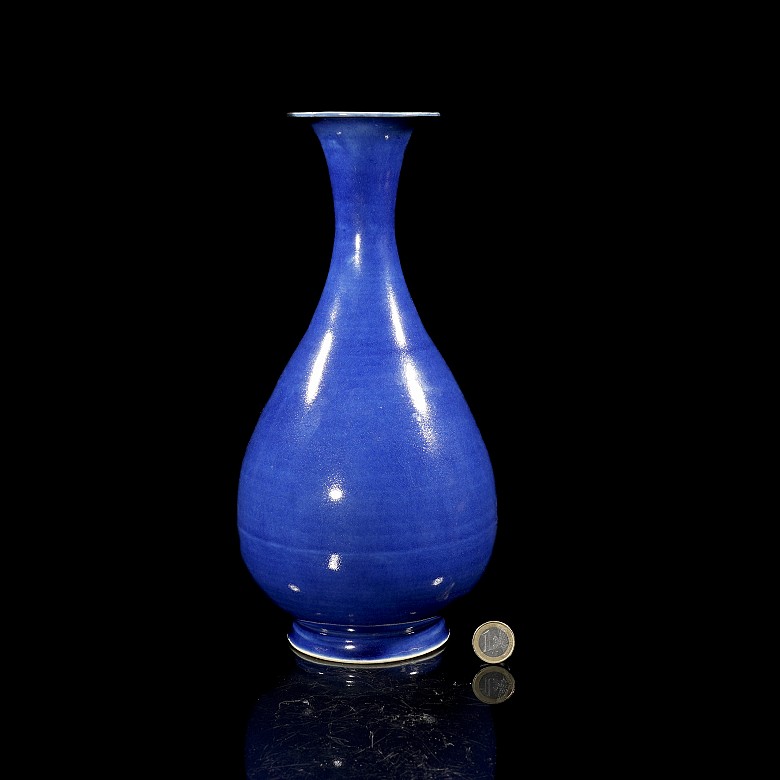 Blue enamelled porcelain vase ‘Ji’, Qing dynasty