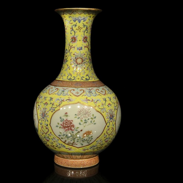 Porcelain vase with yellow background, with Qianlong mark