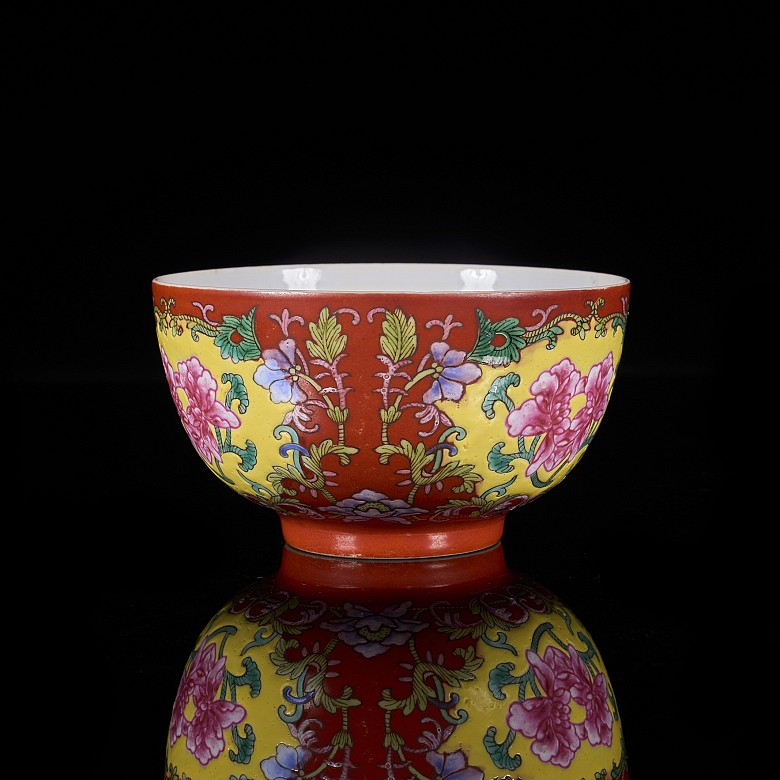 Cuenco esmaltado de fondo coral, familia rosa, dinatía Qing