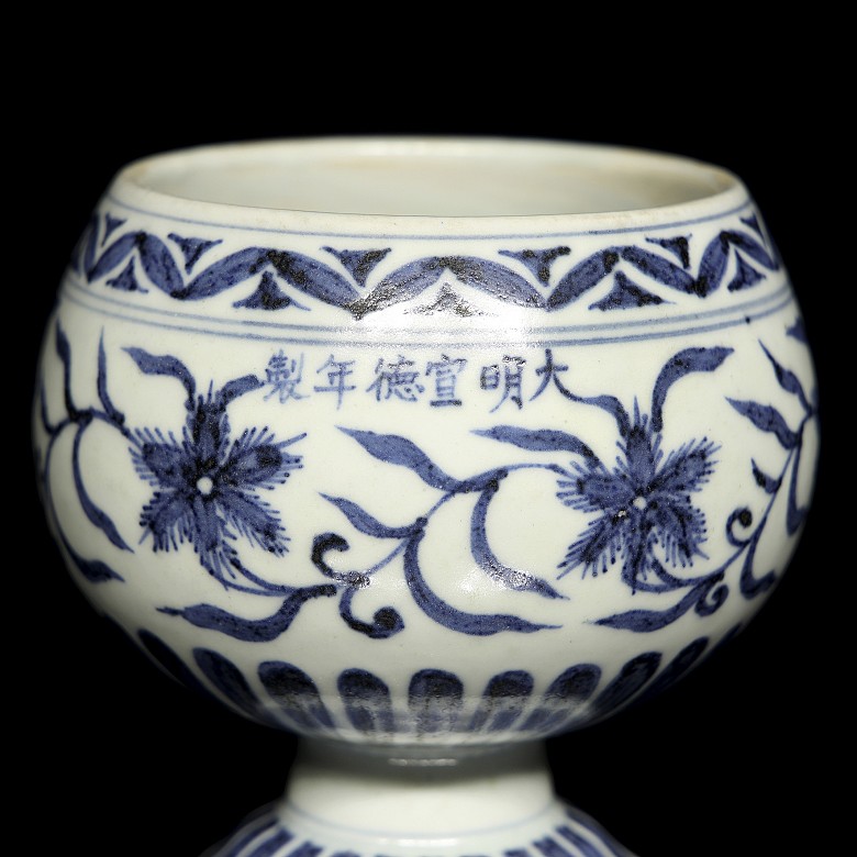 Copa de cerámica vidriada azul y blanco, con marca Xuande