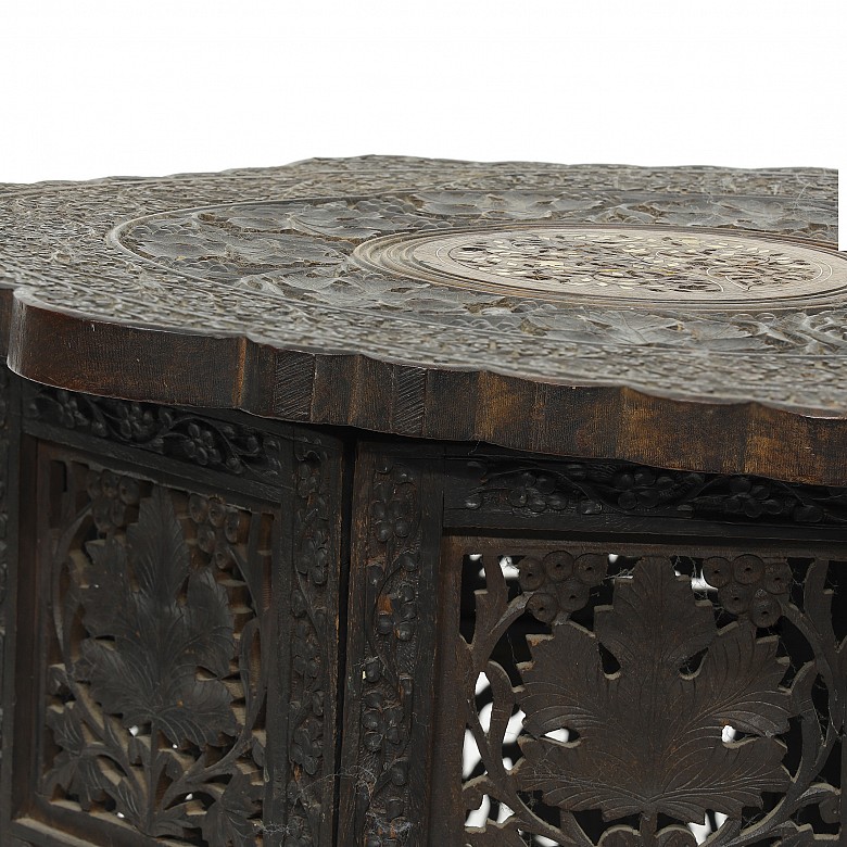 Carved wood table with a base, s.XX