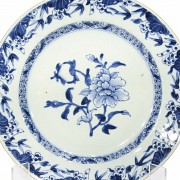 Chinese blue and white decorated plate, 18th century