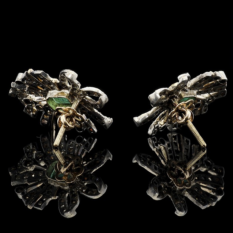 Earrings with diamonds and two emeralds