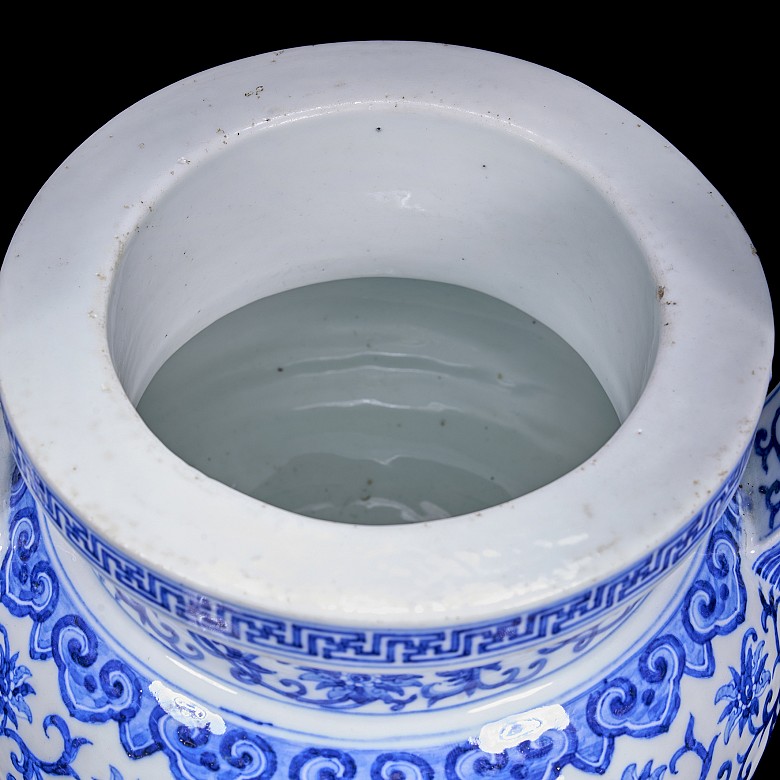 Blue and white glazed ceramic censer, Qing dynasty