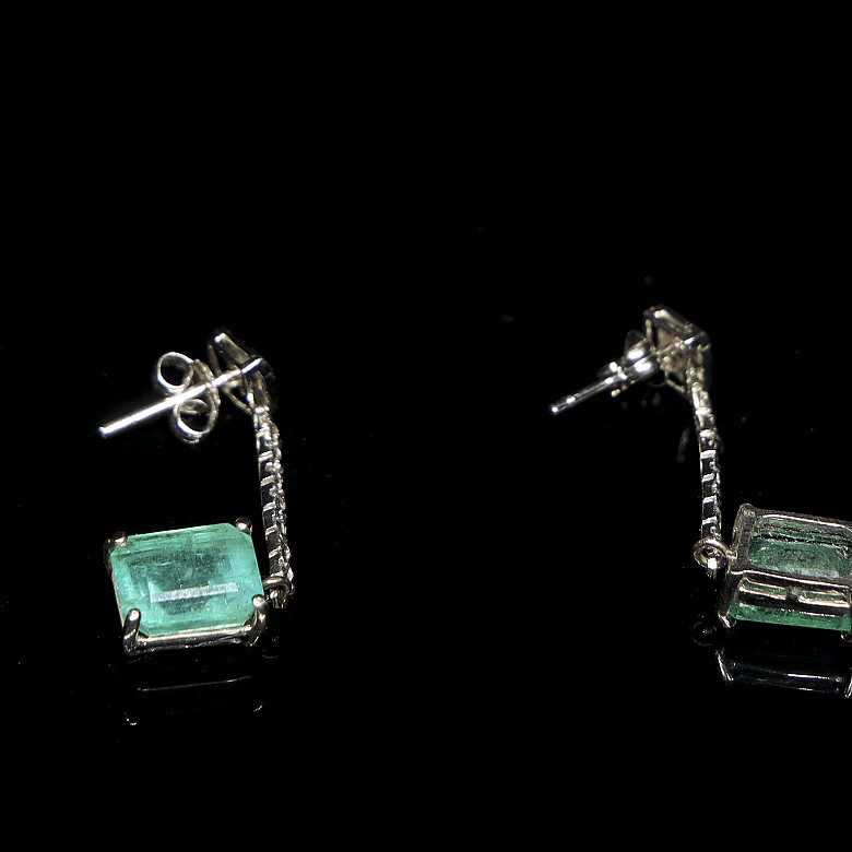 Long white gold earrings with emeralds and diamonds - 3