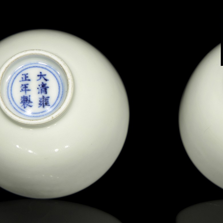 Pair of monochrome porcelain cups, Qing Dynasty