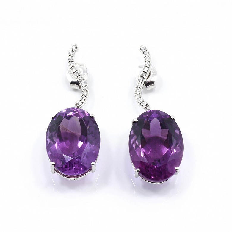 Earrings in 18 k white gold with amethysts and diamonds.