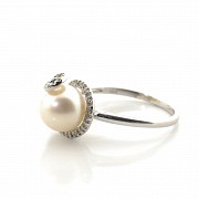 18k white gold ring with pearl and diamonds