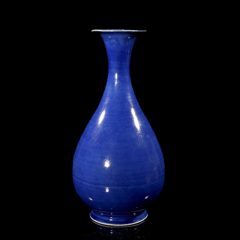 Blue enamelled porcelain vase ‘Ji’, Qing dynasty