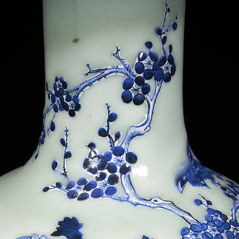 Tianqiuping ‘Bird and flower’ vase, celadon background, Qing dynasty