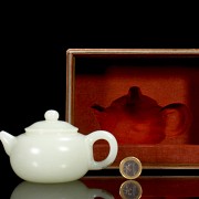 Beautiful Hetian jade teapot, Qing dynasty