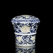 Objeto de porcelana vidriada azul y rojo, dinastía Qing