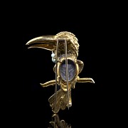 Yellow gold brooch with toucan shape