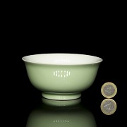 Pequeño cuenco de porcelana vidriada, con sello Kangxi