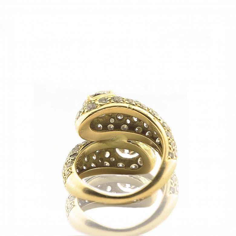 18kt yellow gold ring with diamonds