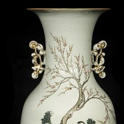 Chinese vase decorated with ladies, 19th century