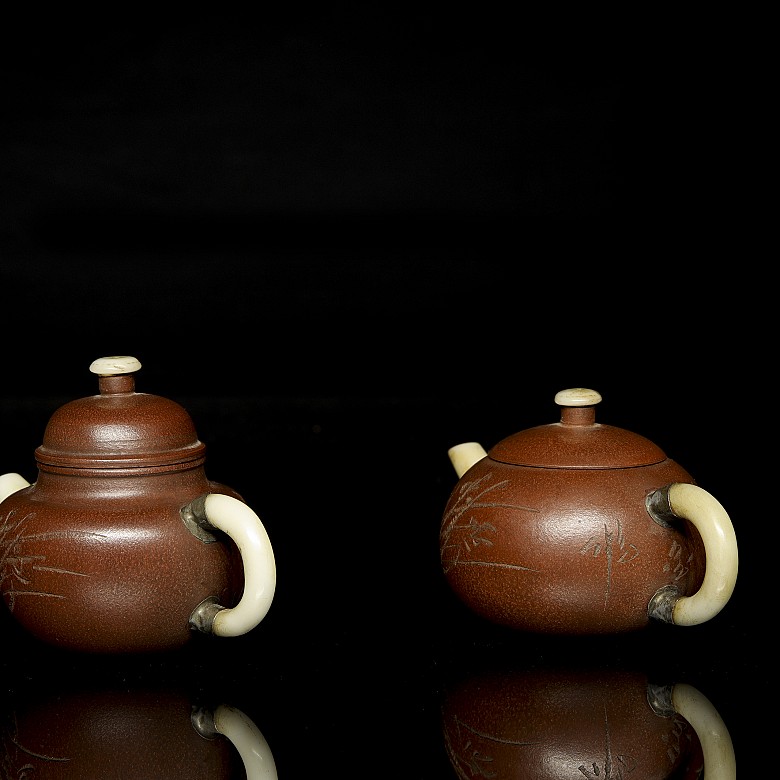 Two earthenware teapots, Yixing, 20th century