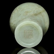 Pequeño jarrón de jade, con marca Qianlong