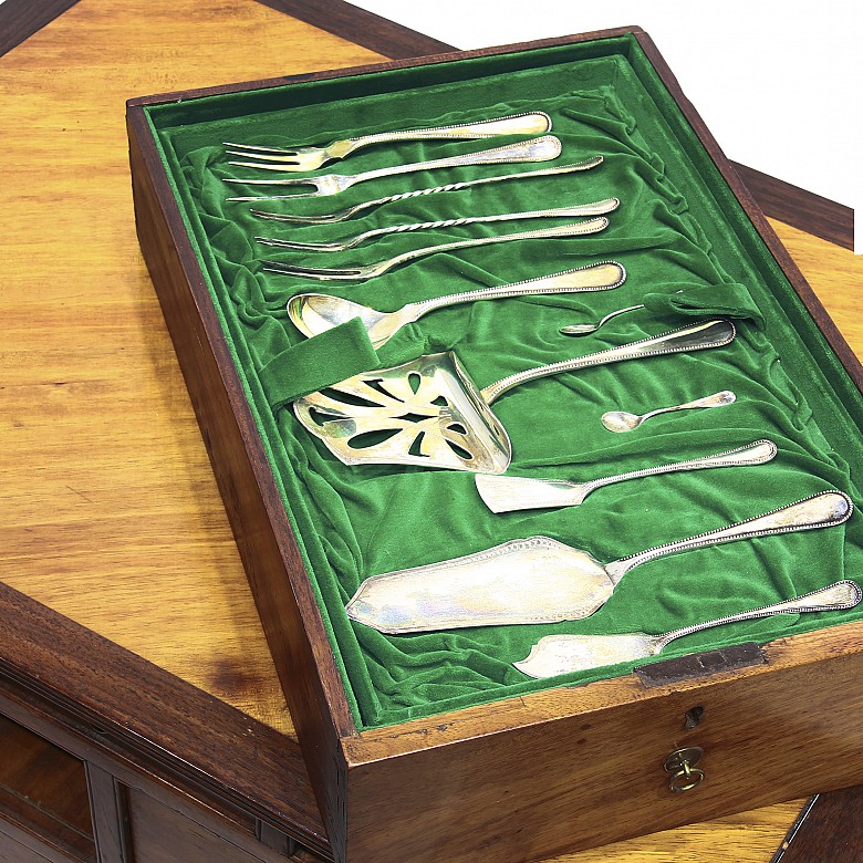 Cabinet-cutlery with complete cutlery of 12 German silver services, law 800, pps.s.XX