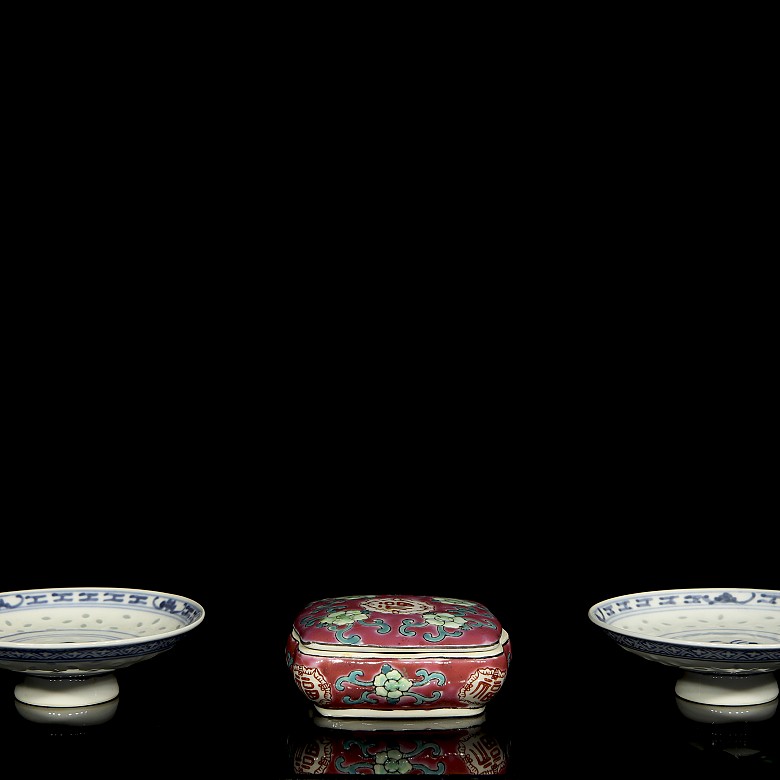 Two plates and a porcelain box, 19th-20th century - 1