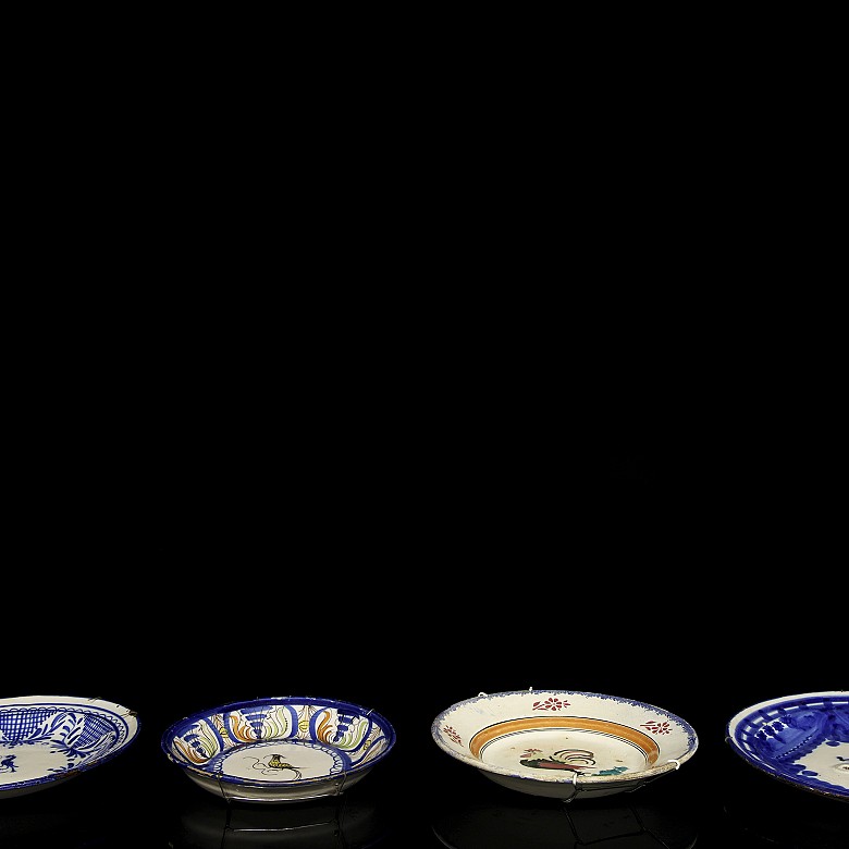 Four decorative Manises pottery plates, 20th century