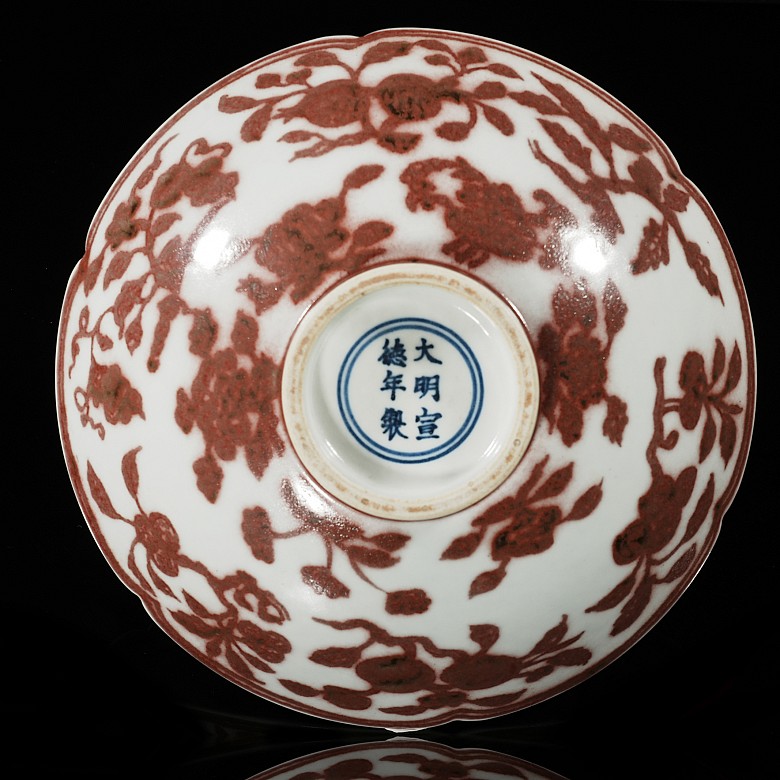 Enamelled porcelain bowl ‘Flowers’, with Xuande mark