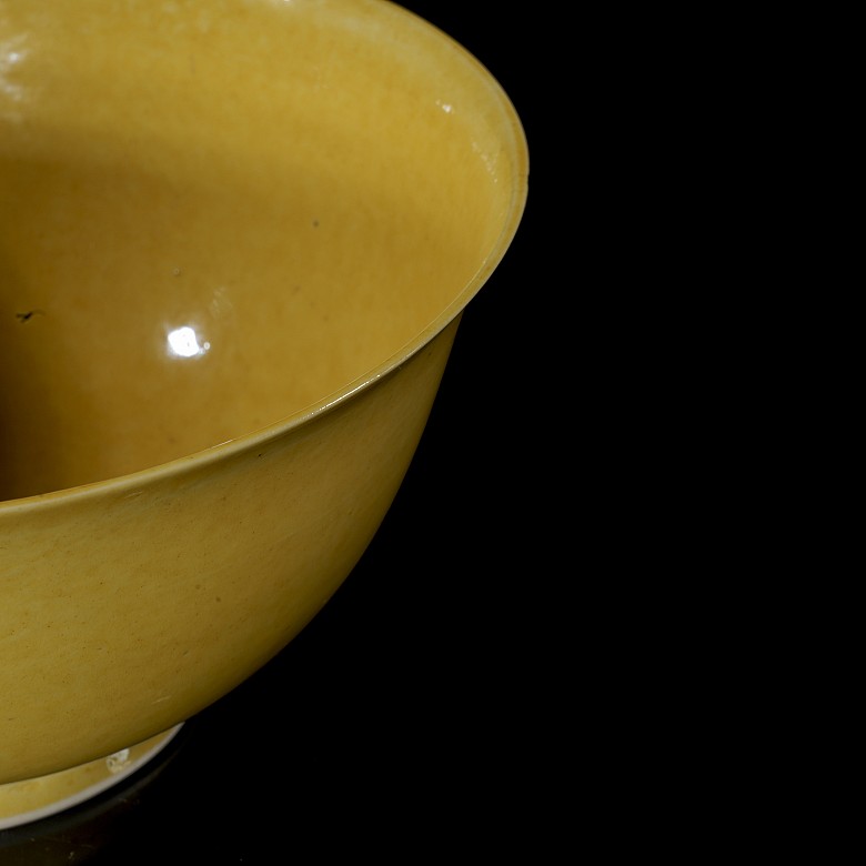 Small yellow-glazed porcelain bowl, Qing dynasty