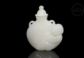 Jade snuff bottle ‘Child’, Qing dynasty