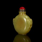 Yellow jade snuff bottle ‘Scene and poem’, Qing dynasty