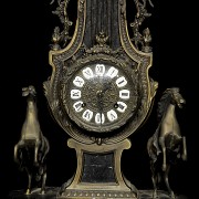 Bronze and marble clock with garnish, 20th century - 10