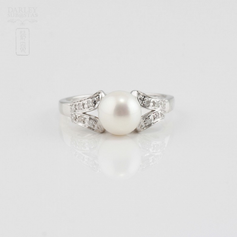 18k white gold ring with pearl and diamonds.