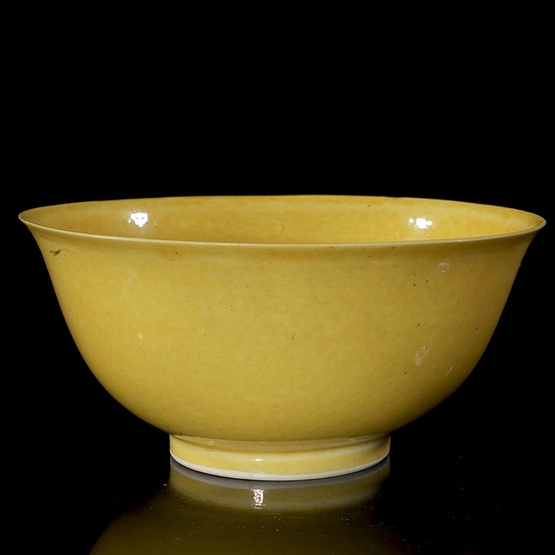 Small yellow-glazed porcelain bowl, Qing dynasty