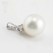 18k white gold necklace with Australian pearl and diamonds