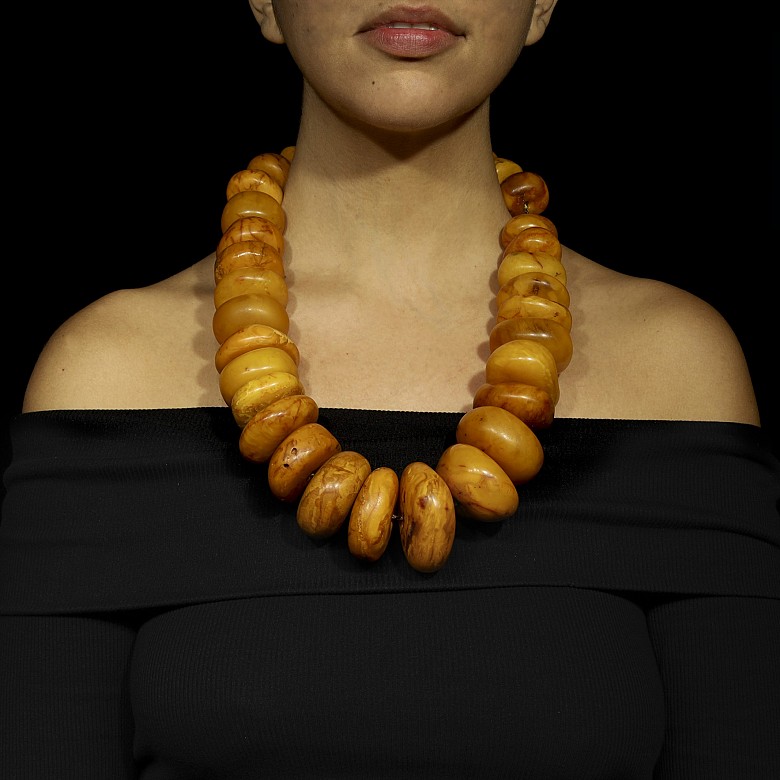 Amber bead necklace, Tibet, Qing dynasty