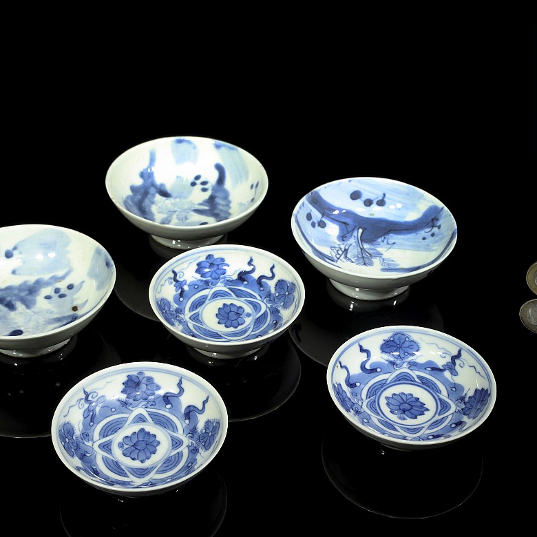 Pequeños platos de porcelana, azul y blanco, dinastia Qing