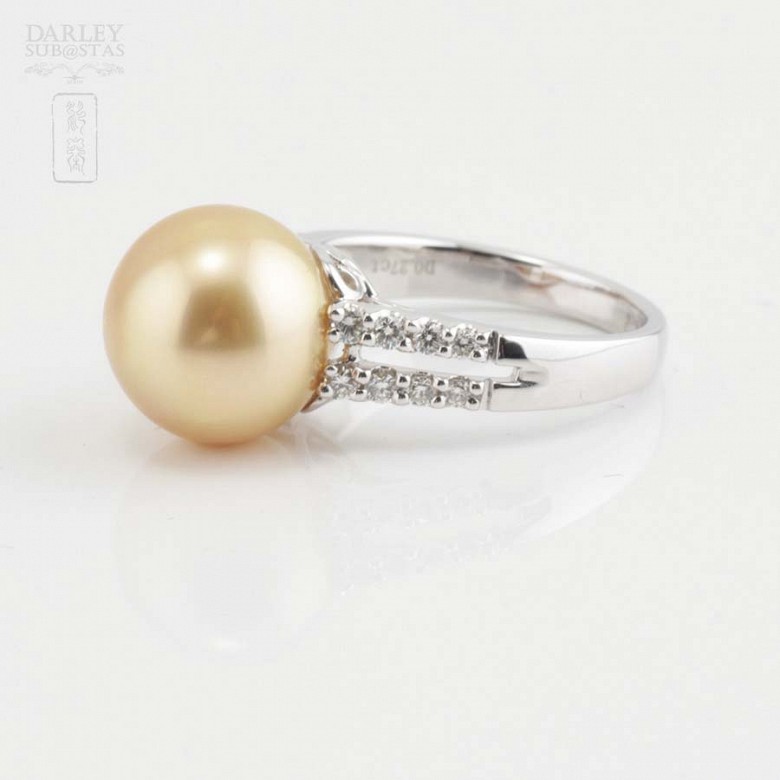 18k gold ring with diamonds and Australian pearl