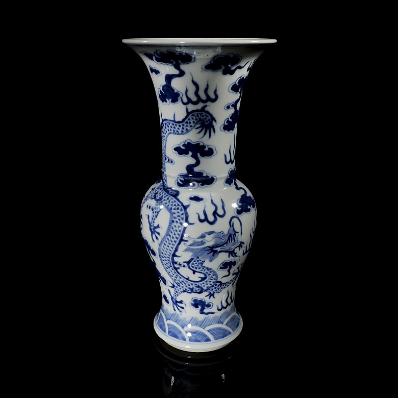 Blue and white glazed porcelain Zun Vase ‘Dragons’, with Kangxi mark