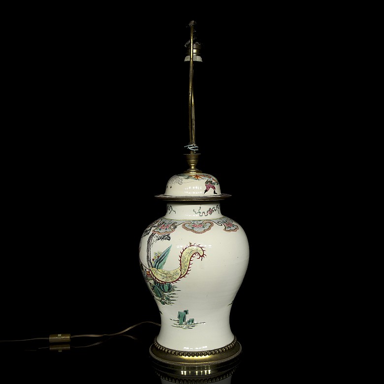 Porcelain tibor with lamp, Qing dynasty