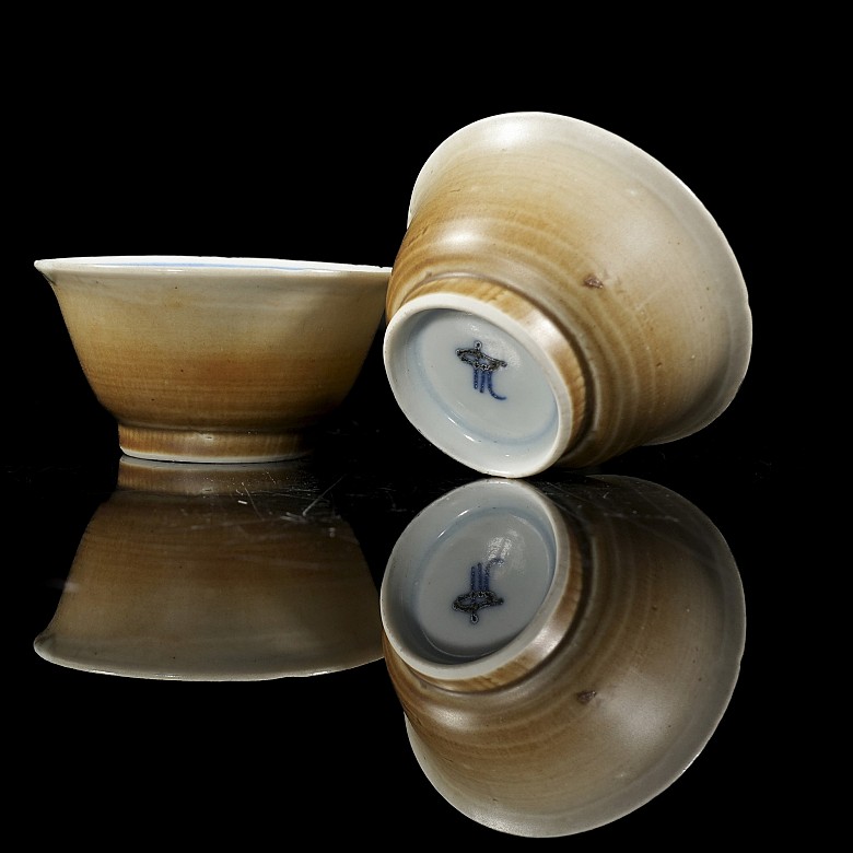 Pair of glazed porcelain bowls, with mark on the base