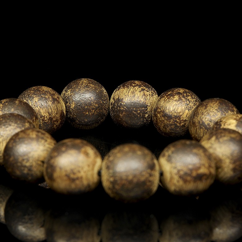 Bracelet of thirteen agar wood beads