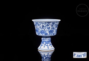 Copa de porcelana esmaltada azul y blanco, dinastía Qing