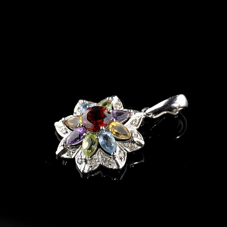 Pendant ‘Flower’ in white gold with gems and diamonds