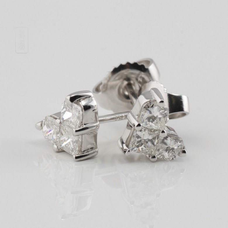 Pair of earrings in 18k white gold and diamonds.