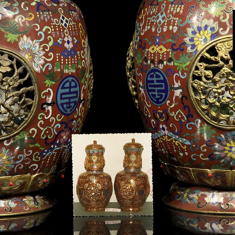 Pair of giratiorian vases, 19th - 20th century