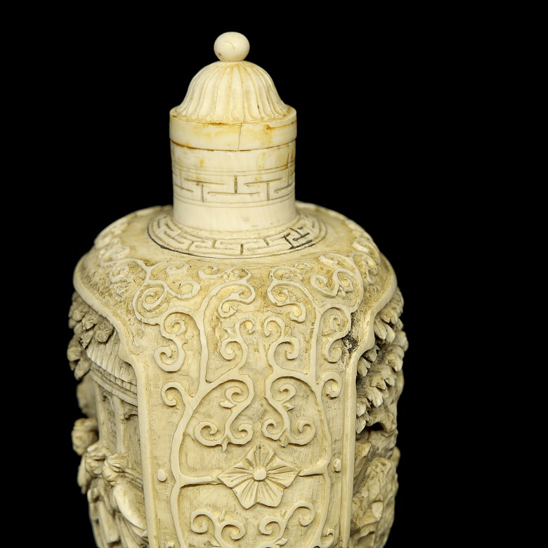 Ivory snuff bottle ‘Ladies in the garden’, 19th century