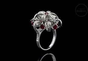 Ring in 18k white gold, diamonds and rubies