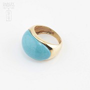 18k yellow gold and turquoise ring.