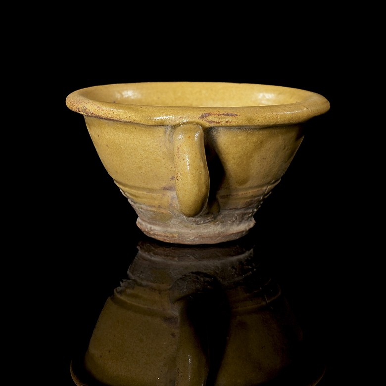 Yellow-glazed ceramic cup, Jin style