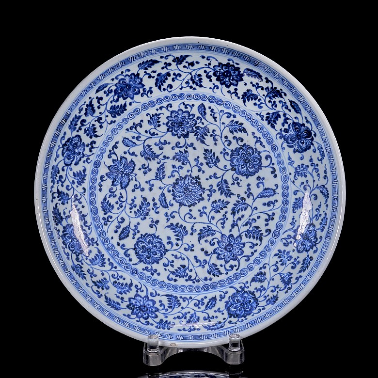 Large blue-and-white glazed ware ‘Flowers’ dish, Qing dynasty