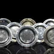 Colección de doce platos pequeños de plata